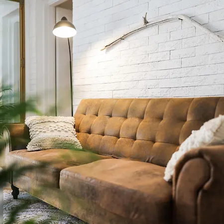 Della * ביוגראד נה מורו