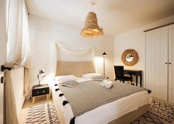 Della ביוגראד נה מורו