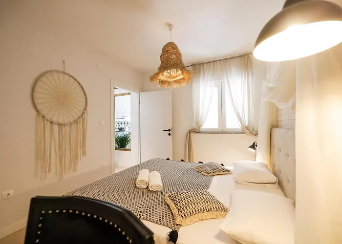 Della * ביוגראד נה מורו