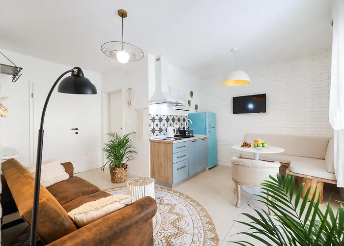 Della * ביוגראד נה מורו